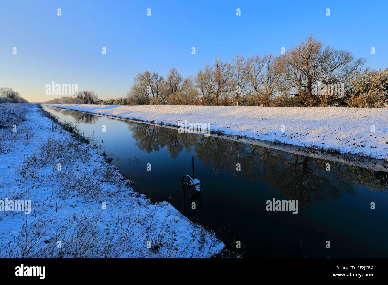 Nieve de invierno sobre el río Welland, pueblo de Peakirk, Cambridgeshire, Inglaterra, Reino Unido Foto de stock