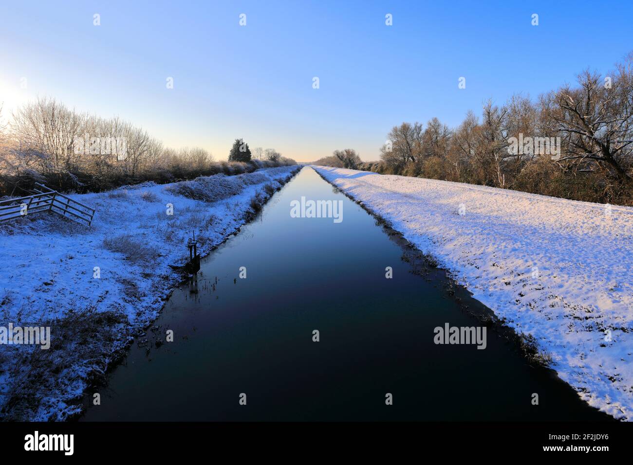 Nieve de invierno sobre el río Welland, pueblo de Peakirk, Cambridgeshire, Inglaterra, Reino Unido Foto de stock