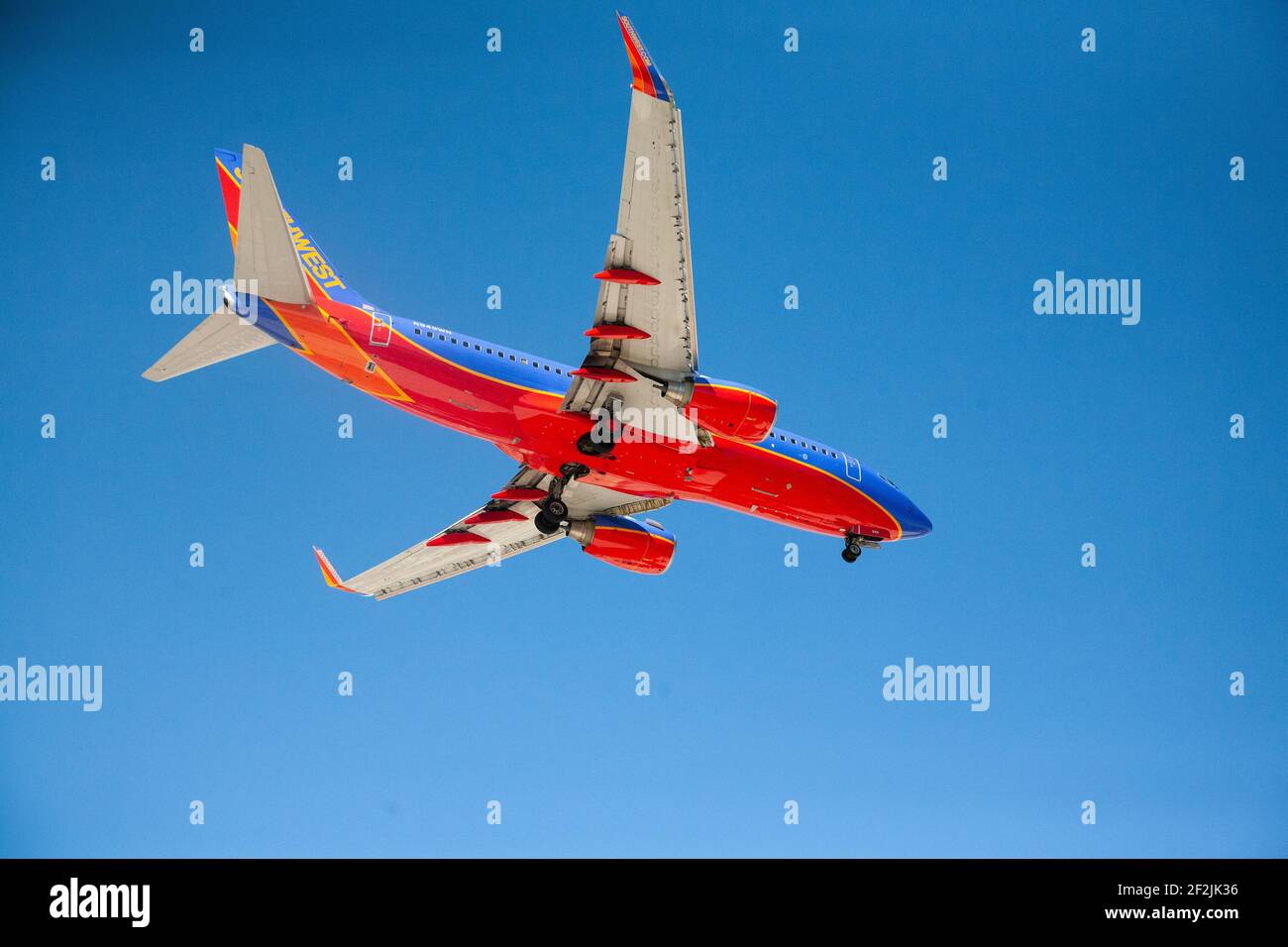 Un avión rojo, azul y blanco en el cielo de las Vegas Foto de stock