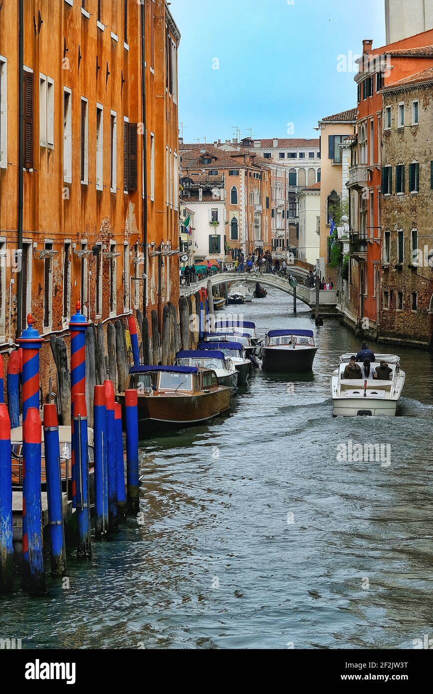 Barcos y turistas en la hermosa Venecia Italia Foto de stock