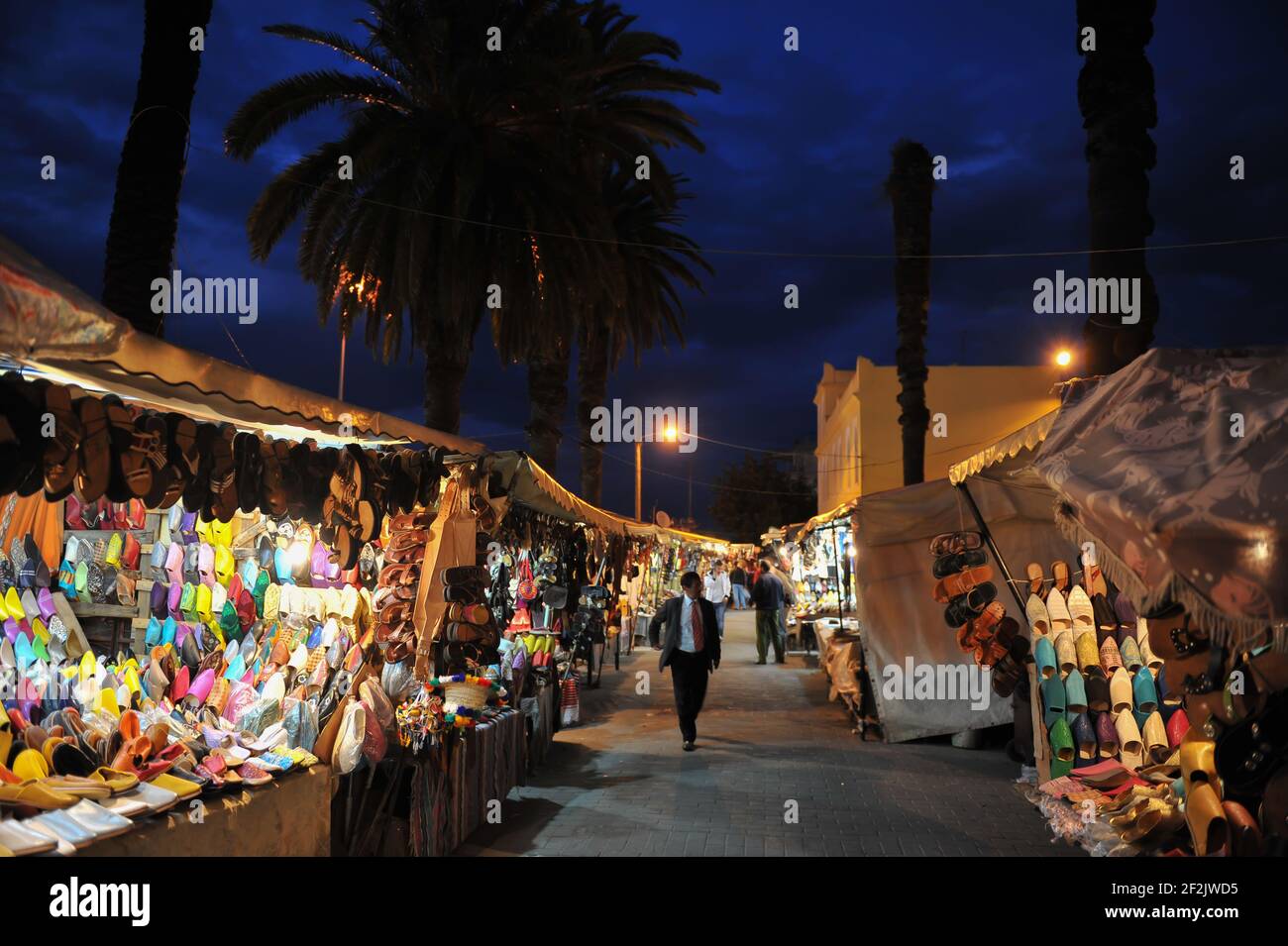 Un mercado marroquí en Tánger donde los zapatos tradicionales marroquíes se  venden Fotografía de stock - Alamy