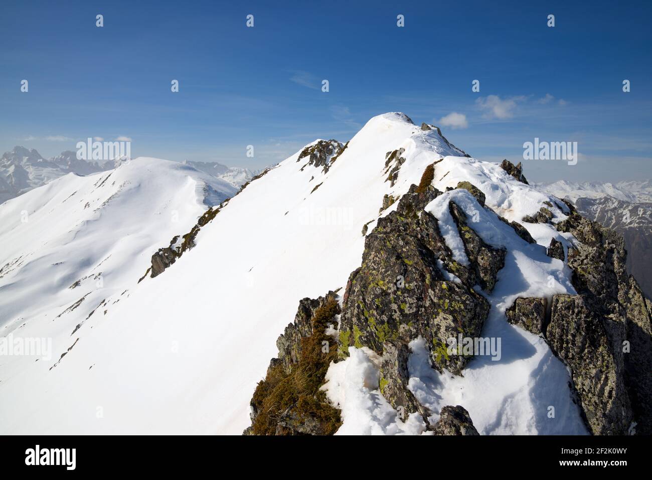 Montañas nevadas en los Pirineos en el valle del Canfranc en los Pirineos españoles. Foto de stock