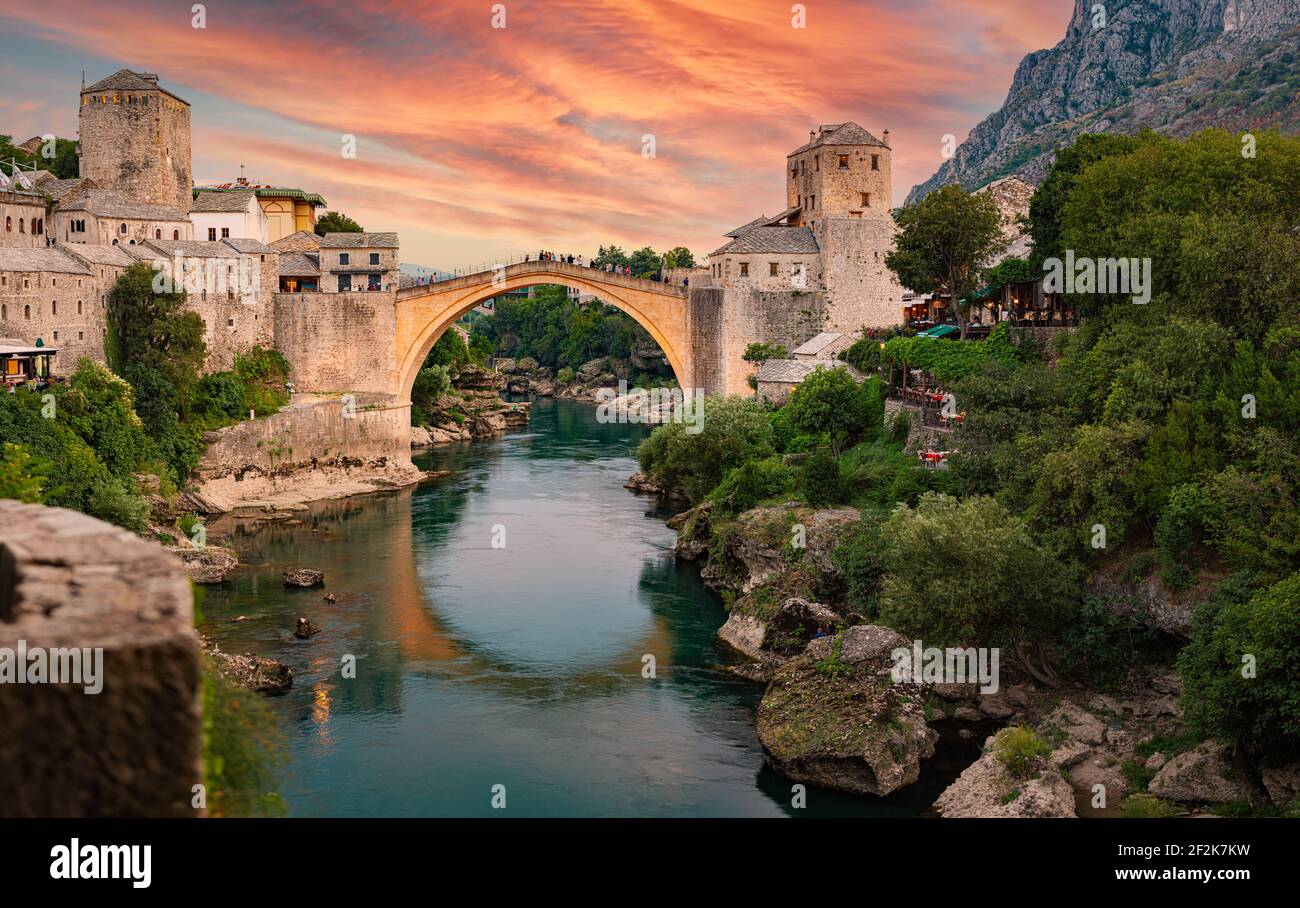 Mostar, Bosnia y Herzegovina. El Puente Viejo, al atardecer. Viajar por Europa. Foto de stock