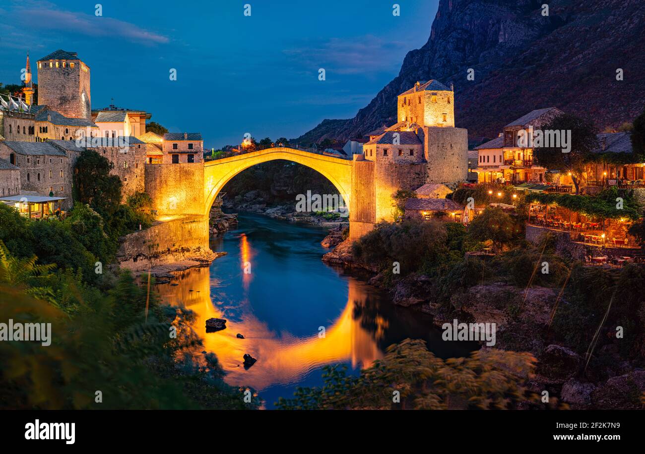 Mostar, Bosnia y Herzegovina. El Puente Viejo, por la noche. Viajar por Europa. Foto de stock