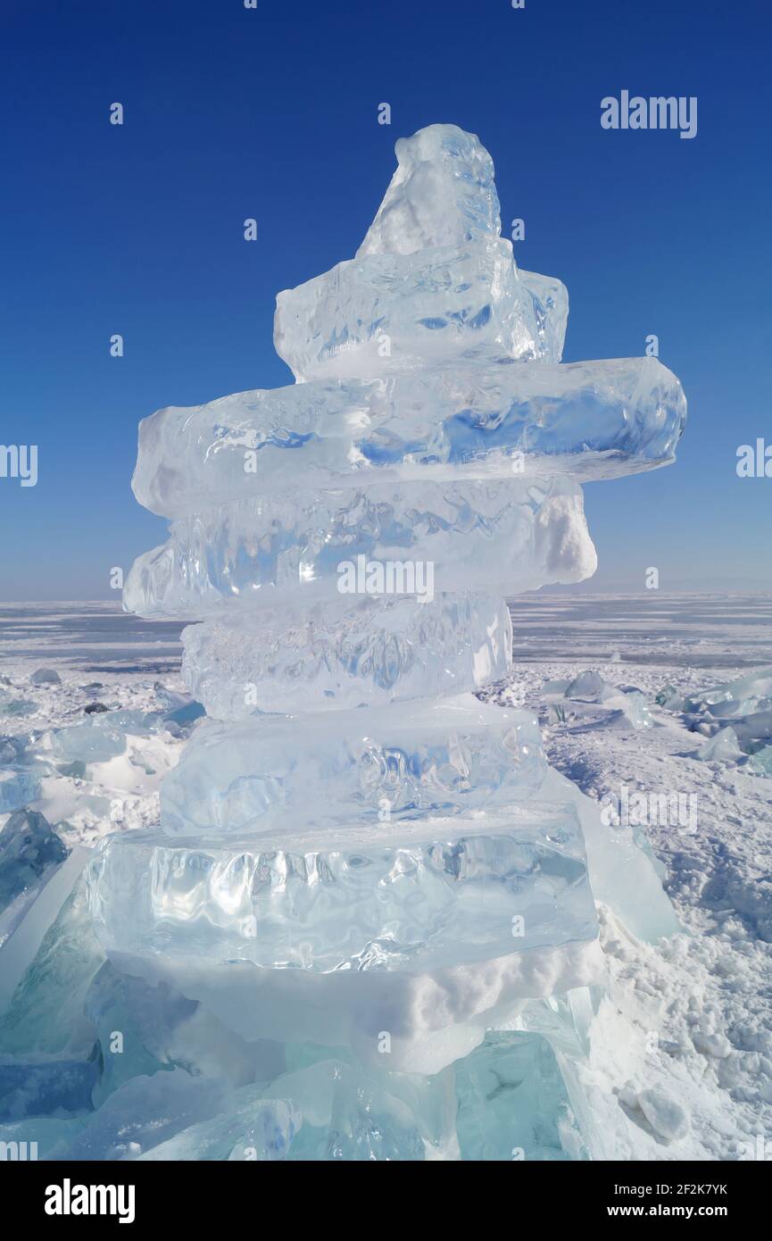 Seid de bloques de hielo transparentes sobre el hielo del lago Baikal Foto de stock