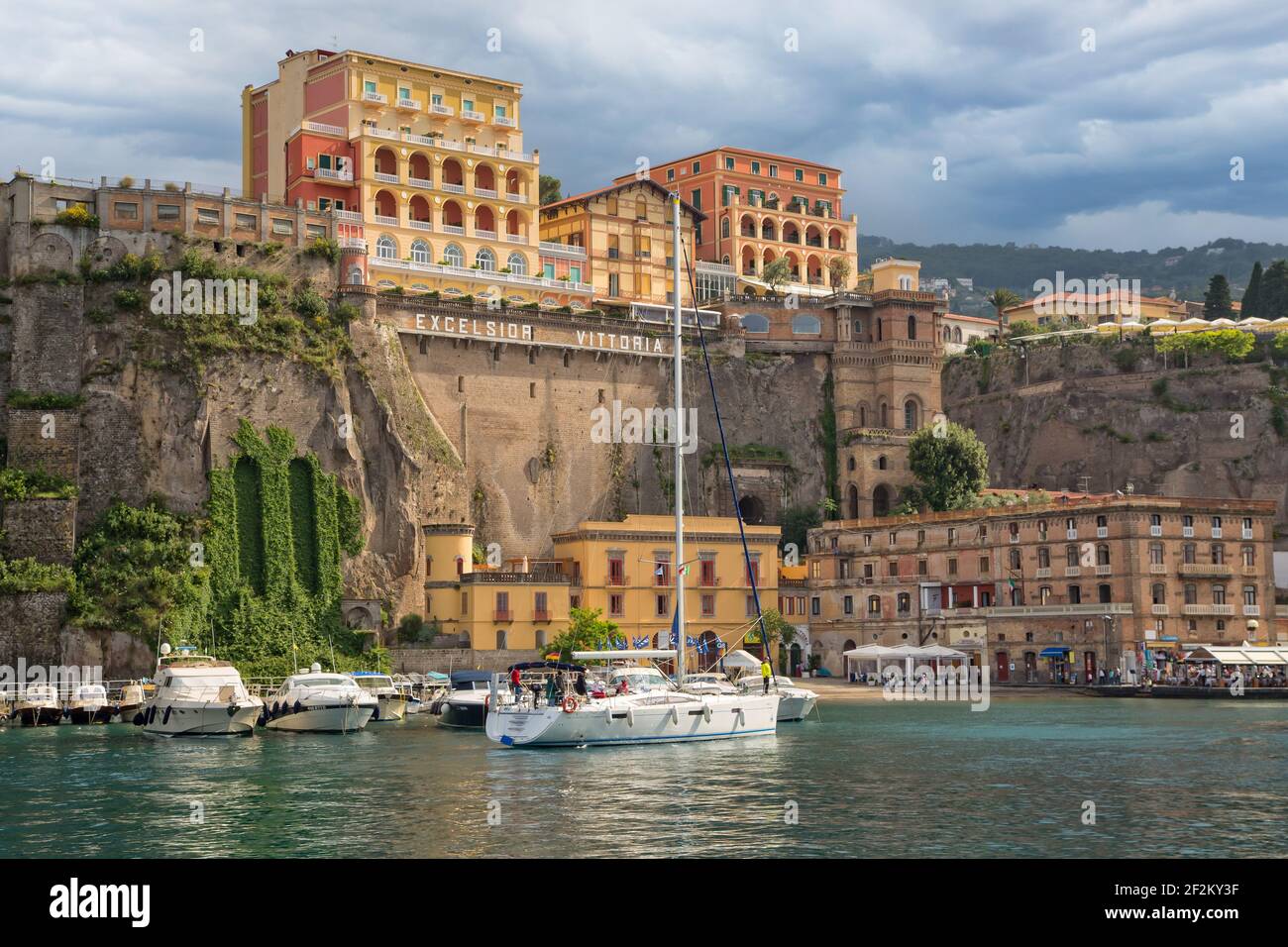 Vista del puerto de barcos y Marina Grande en Sorrento con edificios coloridos y montañas en el fondo, Campania, Costa de Amalfi, Italia Foto de stock