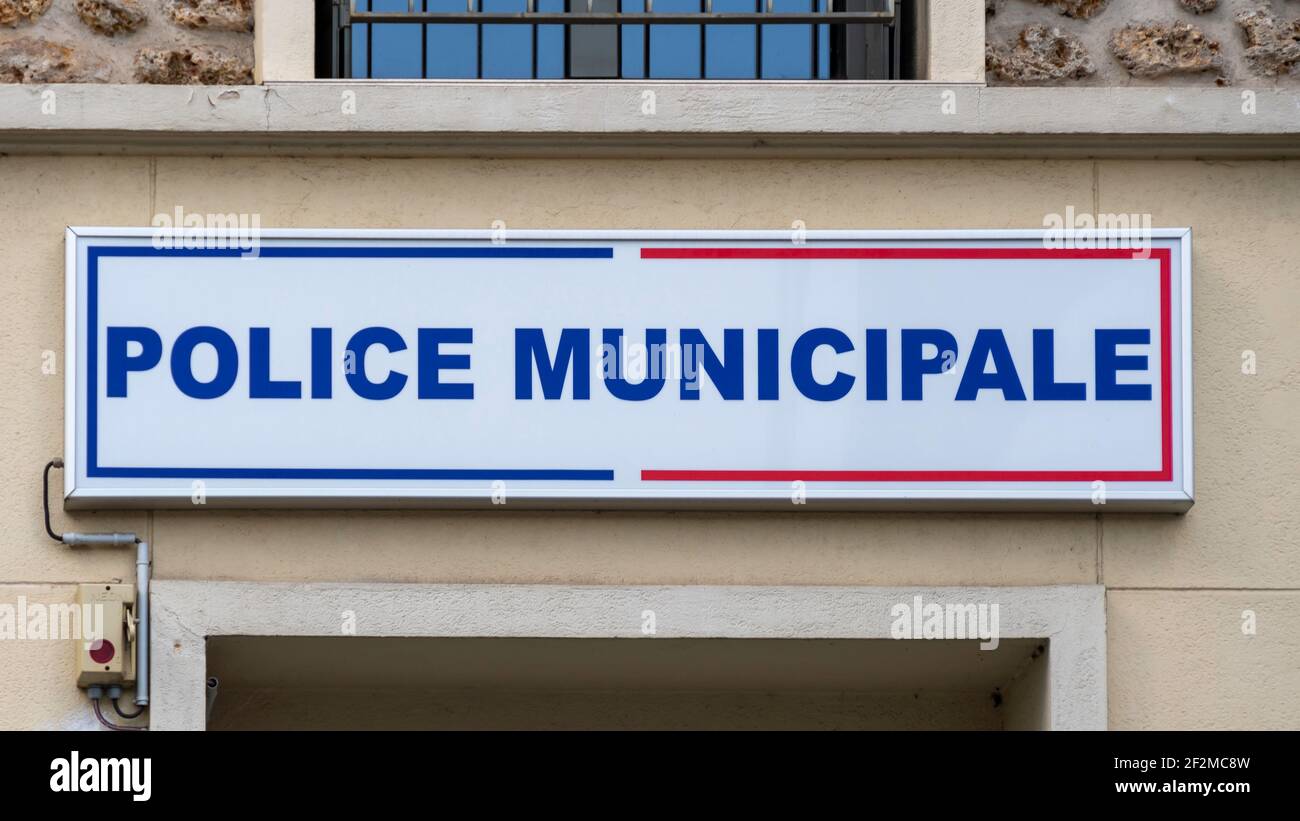 Signo que dice "Policía local" (municipio policial) Escrito en francés en la fachada de la policía local edificio de la estación Foto de stock
