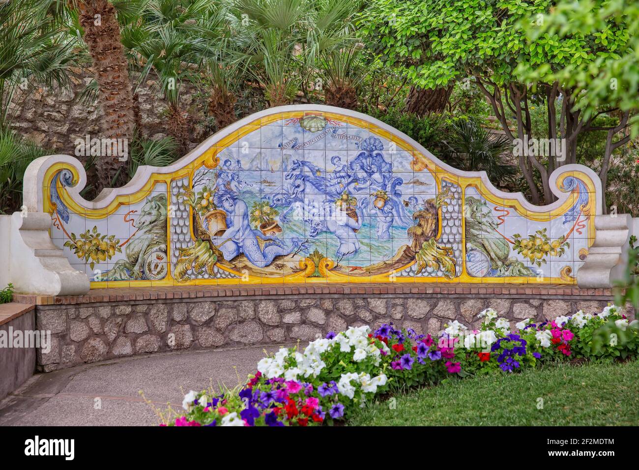 Banco de azulejos de cerámica fotografías e imágenes de alta resolución -  Alamy