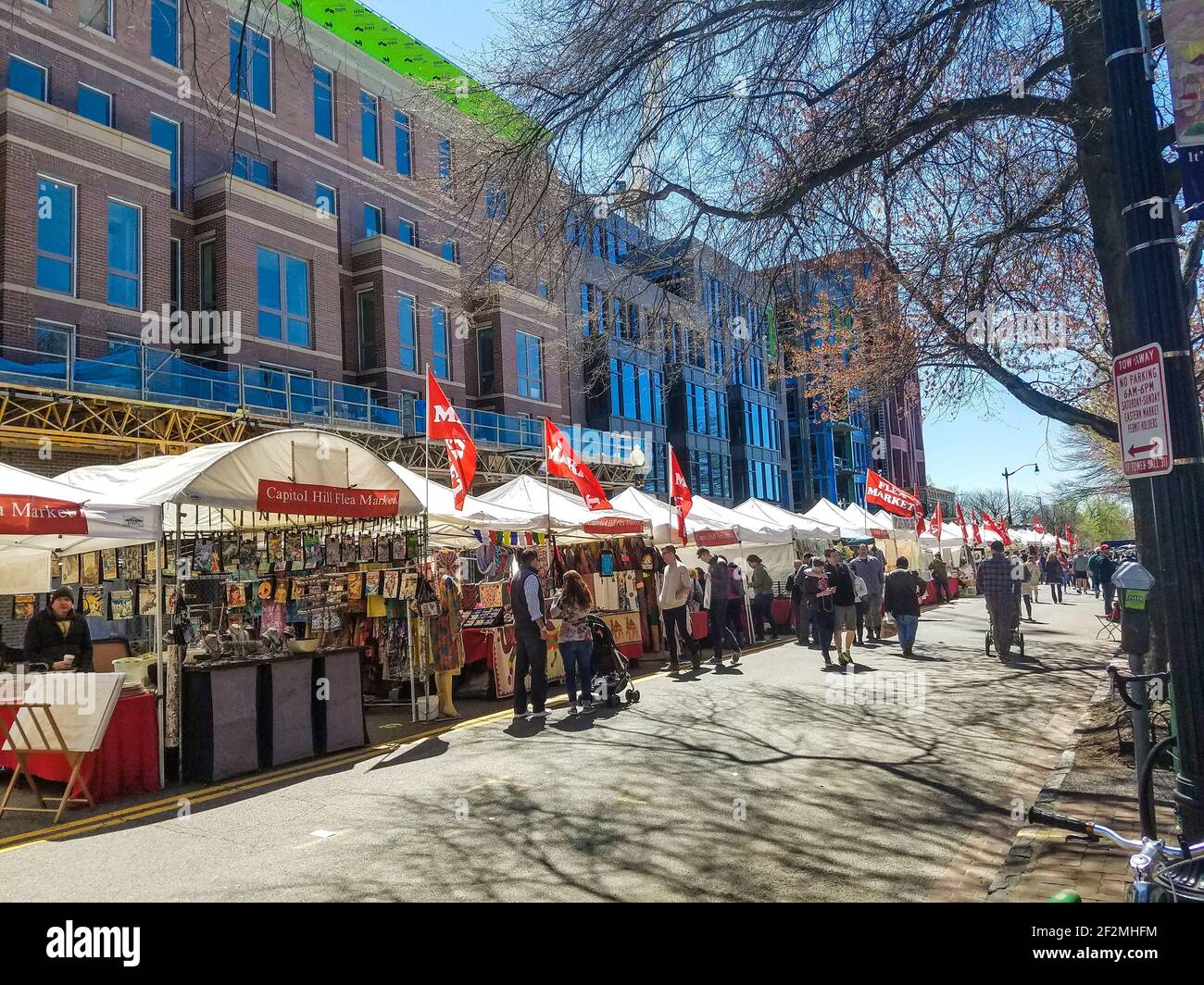 8 de abril de 2017 Washington DC Capitol Hill Flea Market estableció una calle de gran con la gente de compras Foto de stock
