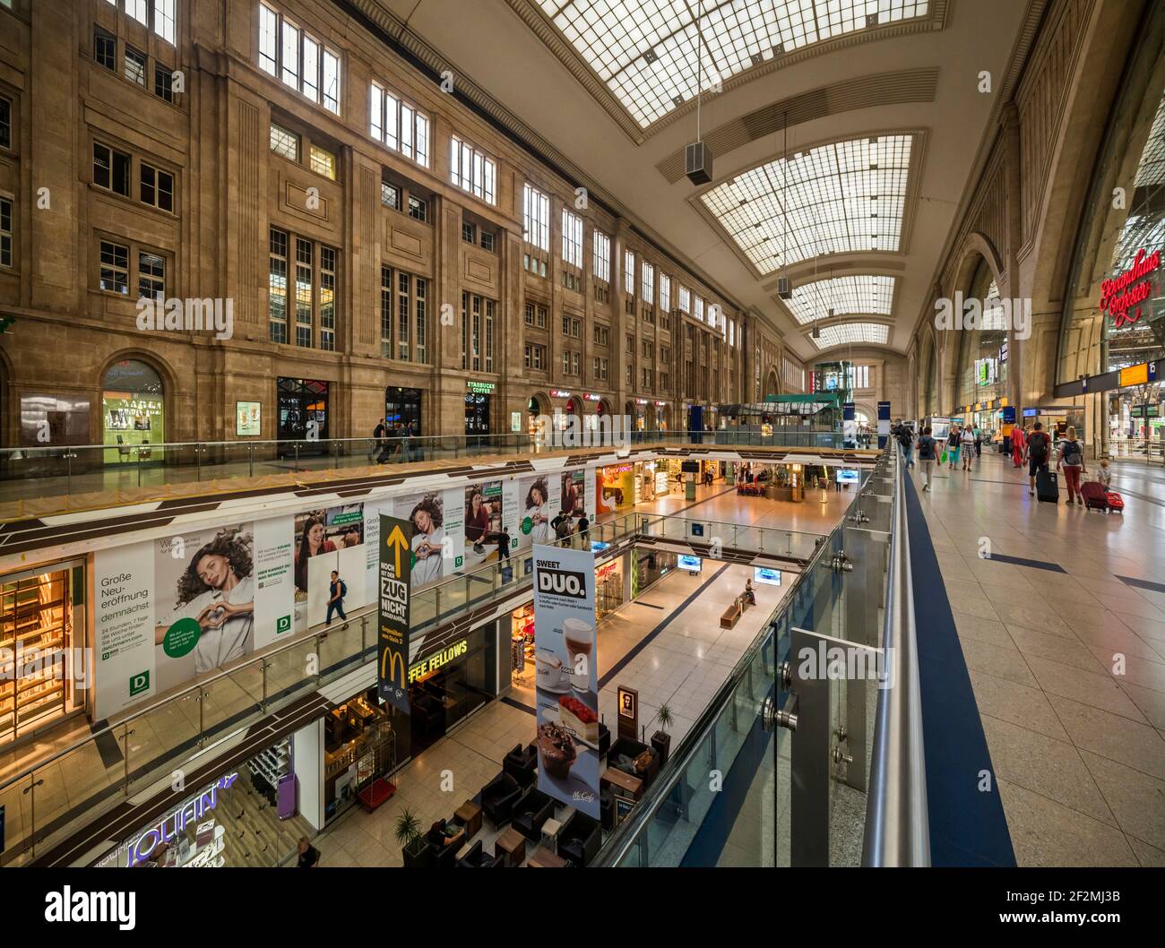 Leipzig, estación principal, sala de multiplataforma con centro comercial. Foto de stock