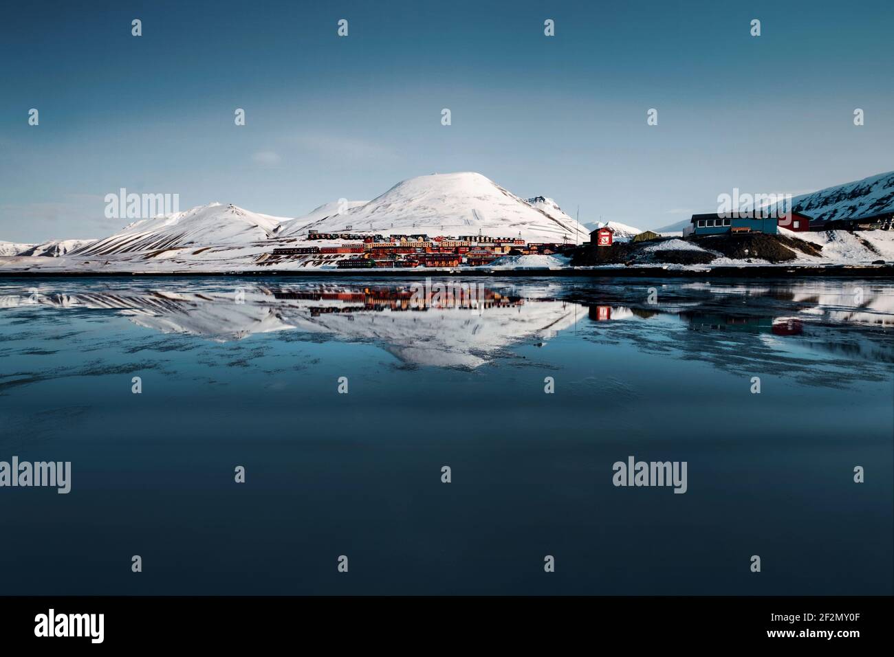 Reflexión de Longyearbyen (ciudad), Ártico, Svalbard y Jan Mayen, espacio Económico Europeo Foto de stock