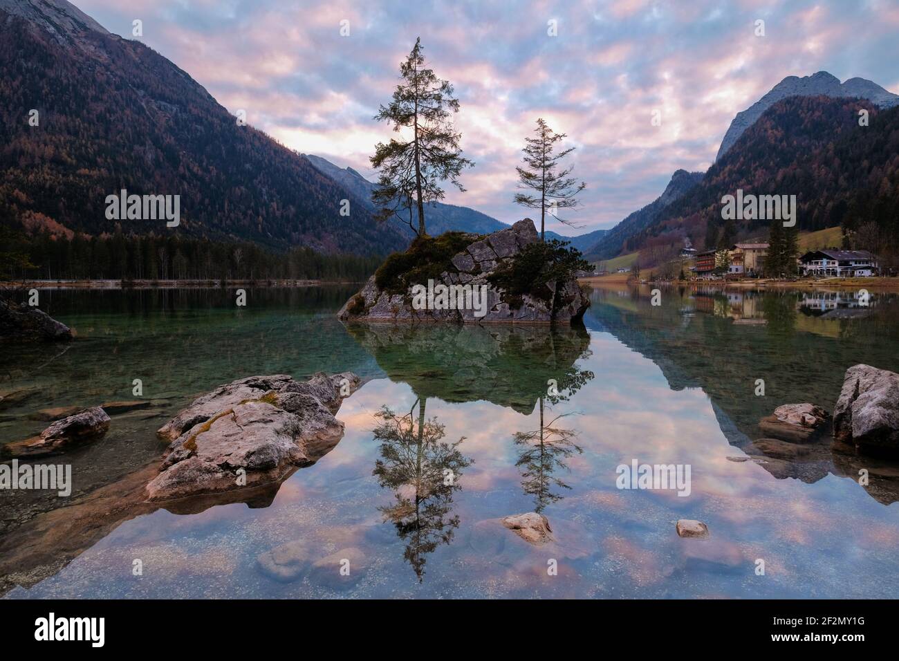 Vista de Hintersee (lago) cerca de Ramsau, Parque Nacional Berchtesgaden, Baviera, la Alta Baviera, Alemania, Europa Foto de stock