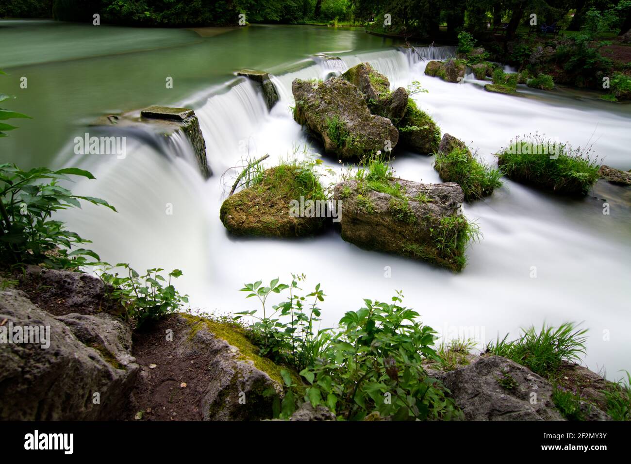 Cascada, Jardín Inglés, Munich, Baviera, Alemania, Europa Foto de stock