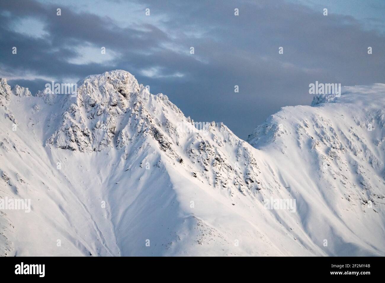 Alpes de Lyngen en los Fjords noruegos, Ártico, Kvaløya, Noruega, Norte de Europa Foto de stock