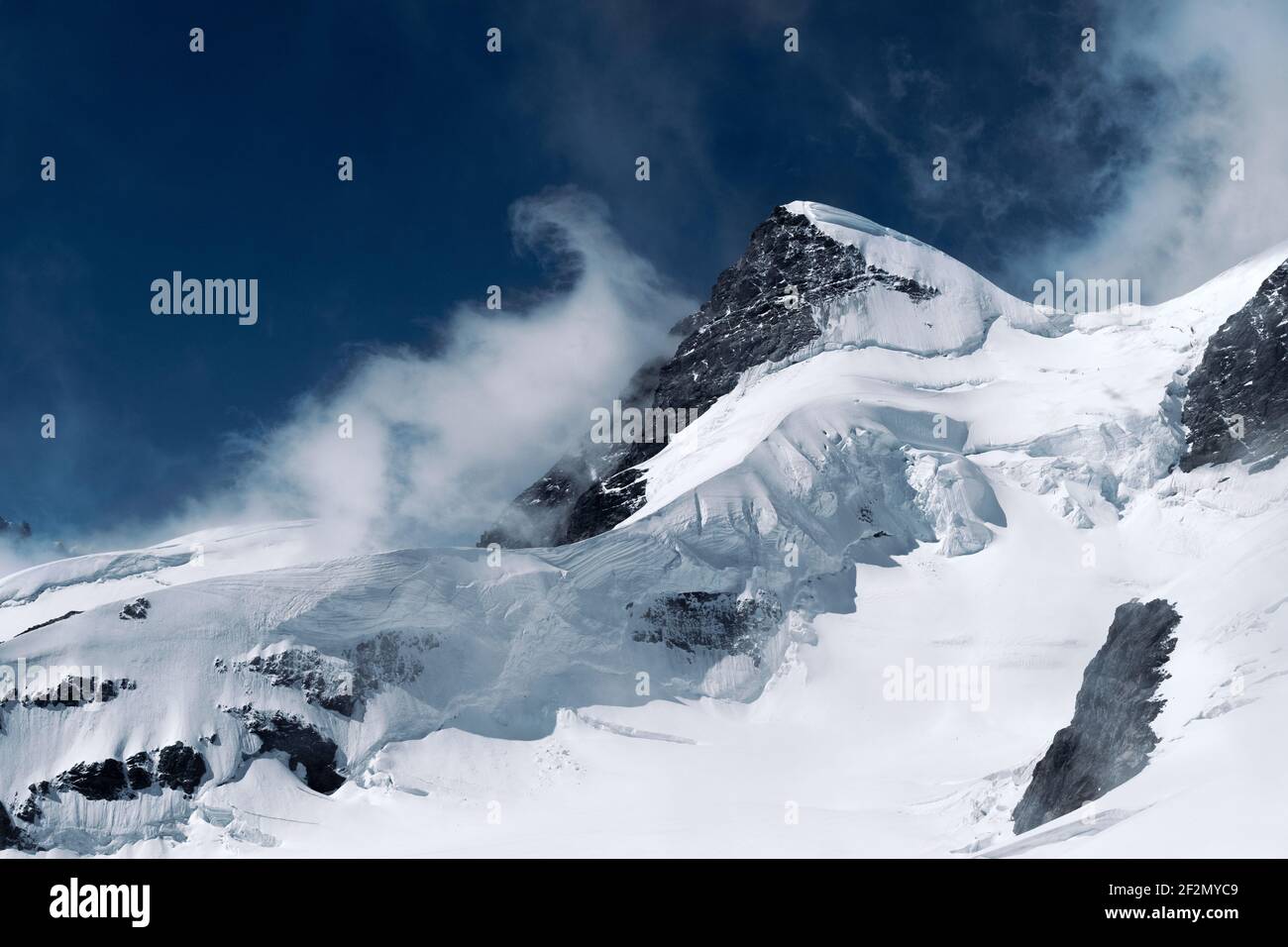 Montaña en la nieve, Jungfraujoch, Alpes, Alpes berneses, Suiza, Europa Foto de stock