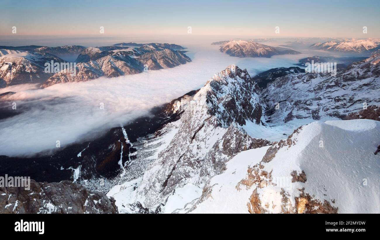 Vista de Zugspitze (montaña), Montañas Wetterstein, Garmisch-Partenkirchen, Baviera, Alta Baviera, Alemania, Europa Foto de stock
