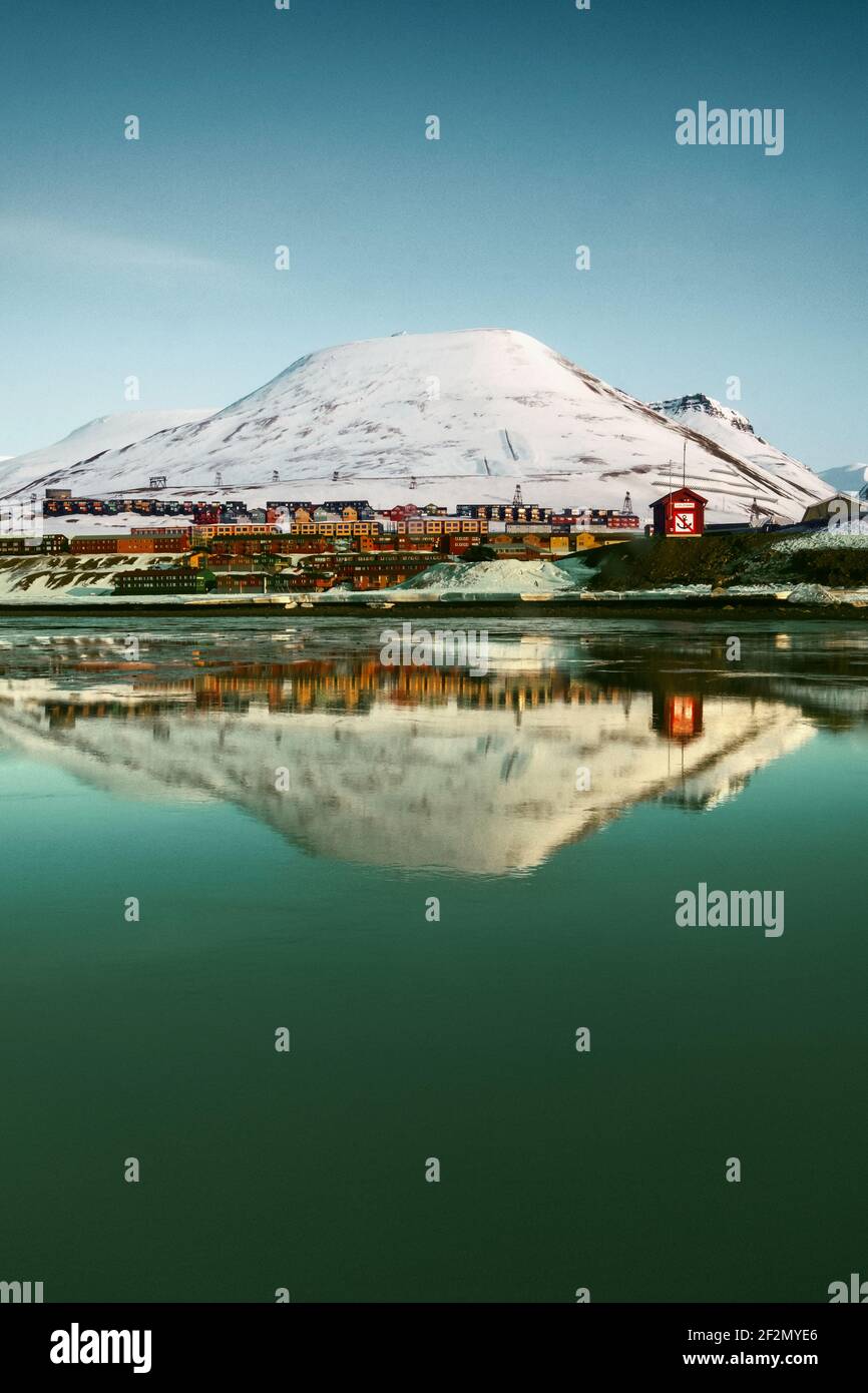 Reflexión de Longyearbyen (ciudad), Ártico, Svalbard y Jan Mayen, espacio Económico Europeo Foto de stock