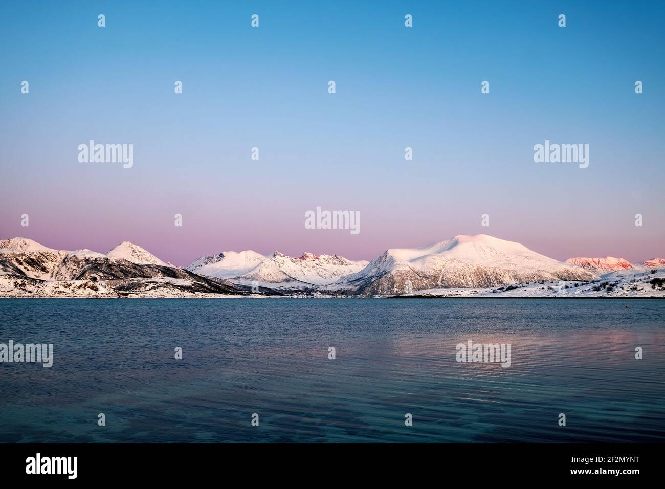 Fiordos noruegos al atardecer, Ártico, Mar de Noruega, Kvaløya, Noruega, Europa del Norte Foto de stock
