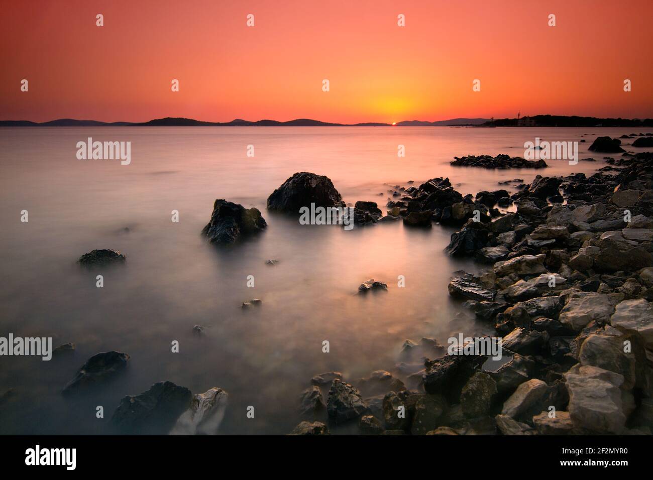 Puesta de sol en la playa, Šibenik, Knin país Croacia del Sur, Balcanes, Europa Foto de stock