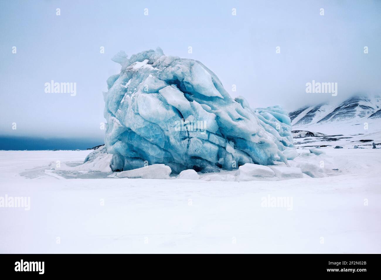 Iceberg en Adventdalen (tundra), Ártico, Svalbard y Jan Mayen Foto de stock