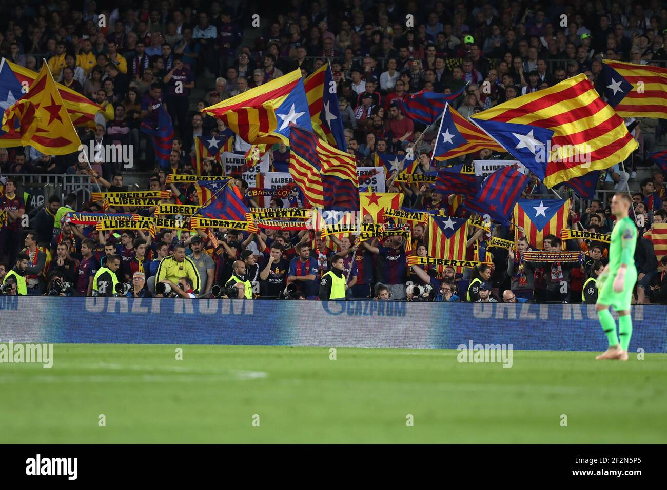 Los seguidores del FC Barcelona ondean banderas y bufandas durante la Liga  de Campeones de la UEFA, el partido de fútbol del Grupo B entre el FC  Barcelona y el FC Internazionale