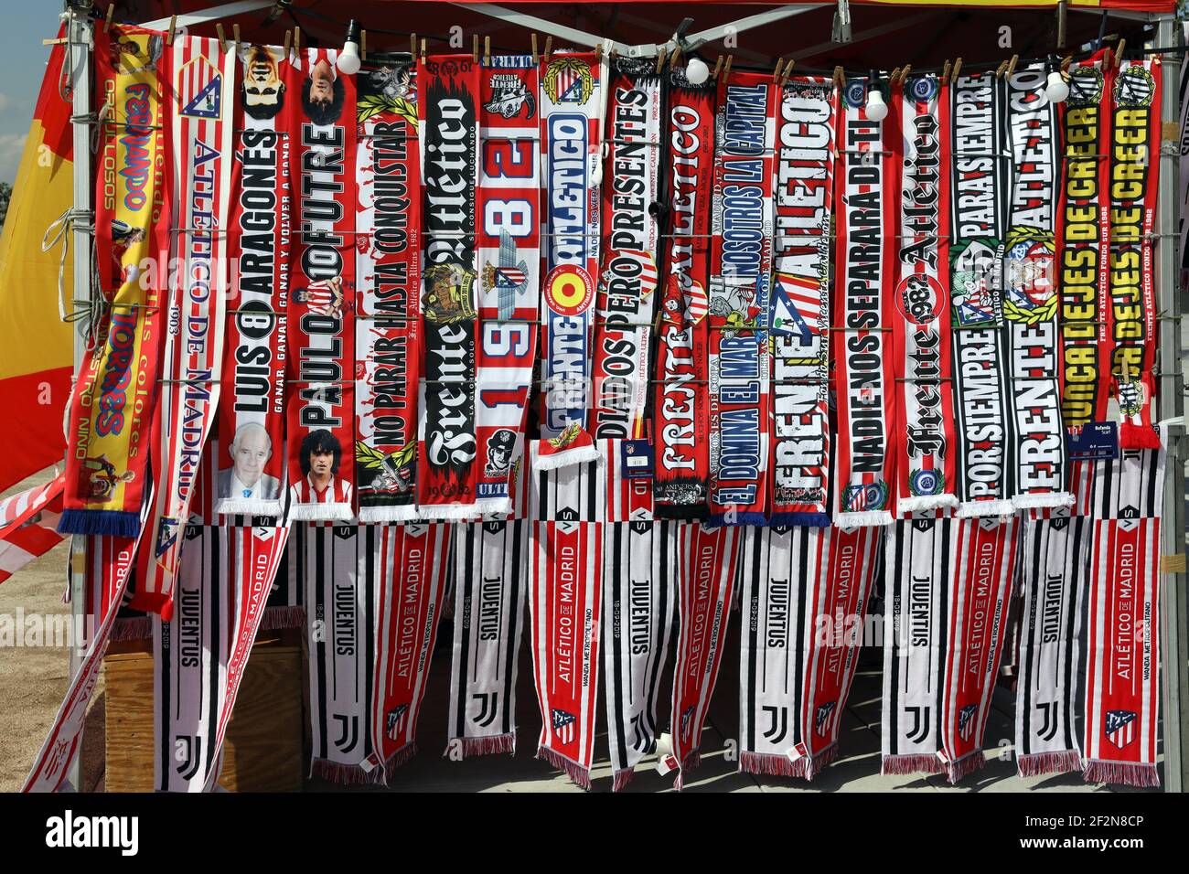 Stall vende y bufandas cerca del estadio - representado por delante de la Liga de Campeones de la UEFA, el partido de fútbol del Grupo D entre el Atlético de Madrid