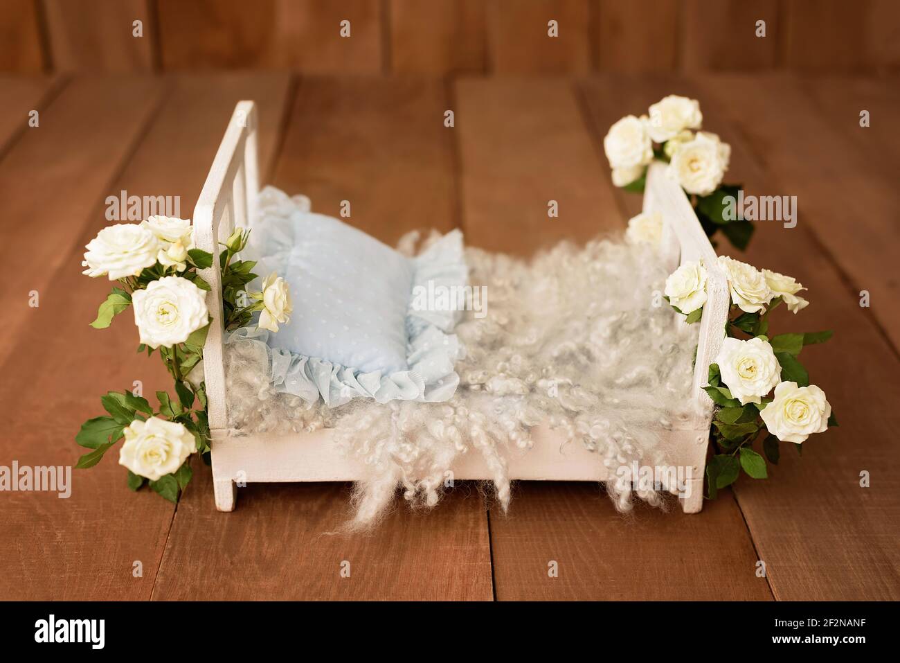 Fondo Digital Del Recien Nacido Flores De Primavera Cesta De La Cesta Para Recien Nacido Para Ninos Y Ninas Espalda De Madera Disparar Con Cama De Apoyo Y Fondo De Madera Fotografia