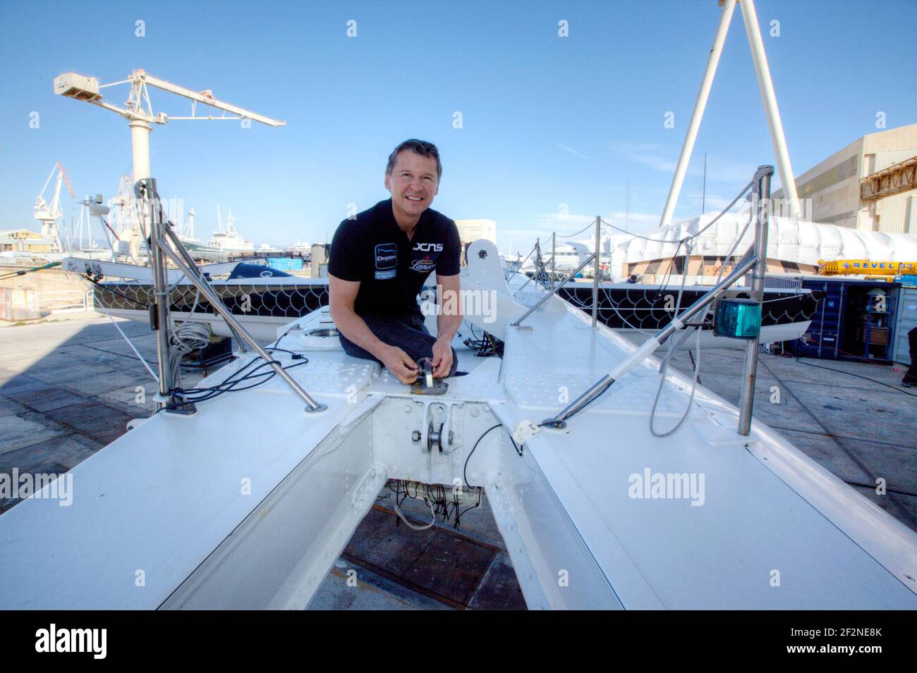 VELA - Alain THEBAULT está presentando el nuevo look para El Hydroptere  DCNS - la Ciotat / Francia - 08/04/2012 - FOTO CHRISTOPHE LAUNAY / DPPI  Fotografía de stock - Alamy