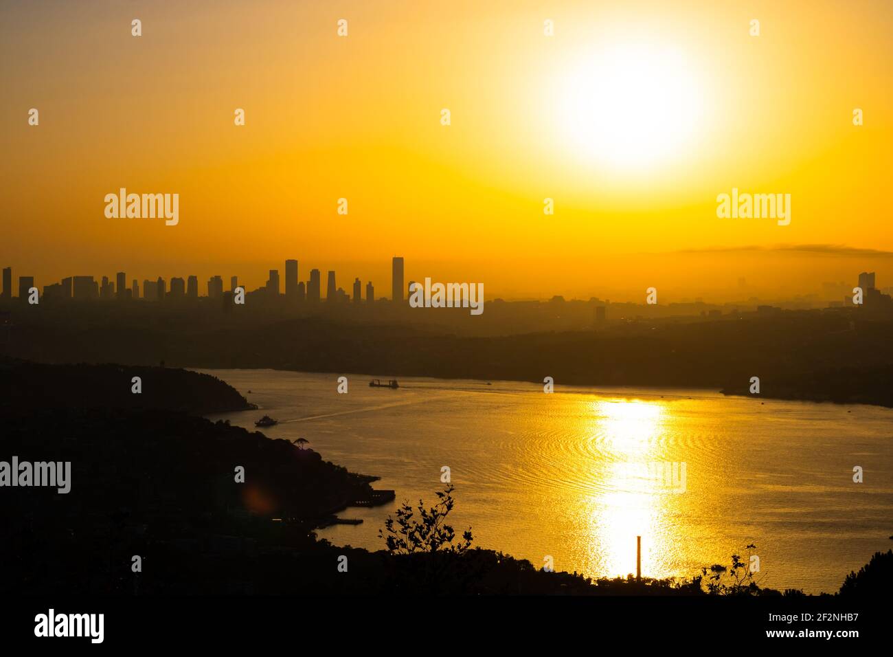 Paisaje urbano de Estambul y Bosphorus de Beykoz al atardecer. El Estrecho de Estambul y el sol. Centro de Estambul. Rascacielos en Estambul. Beykoz Karlitepe. Foto de stock