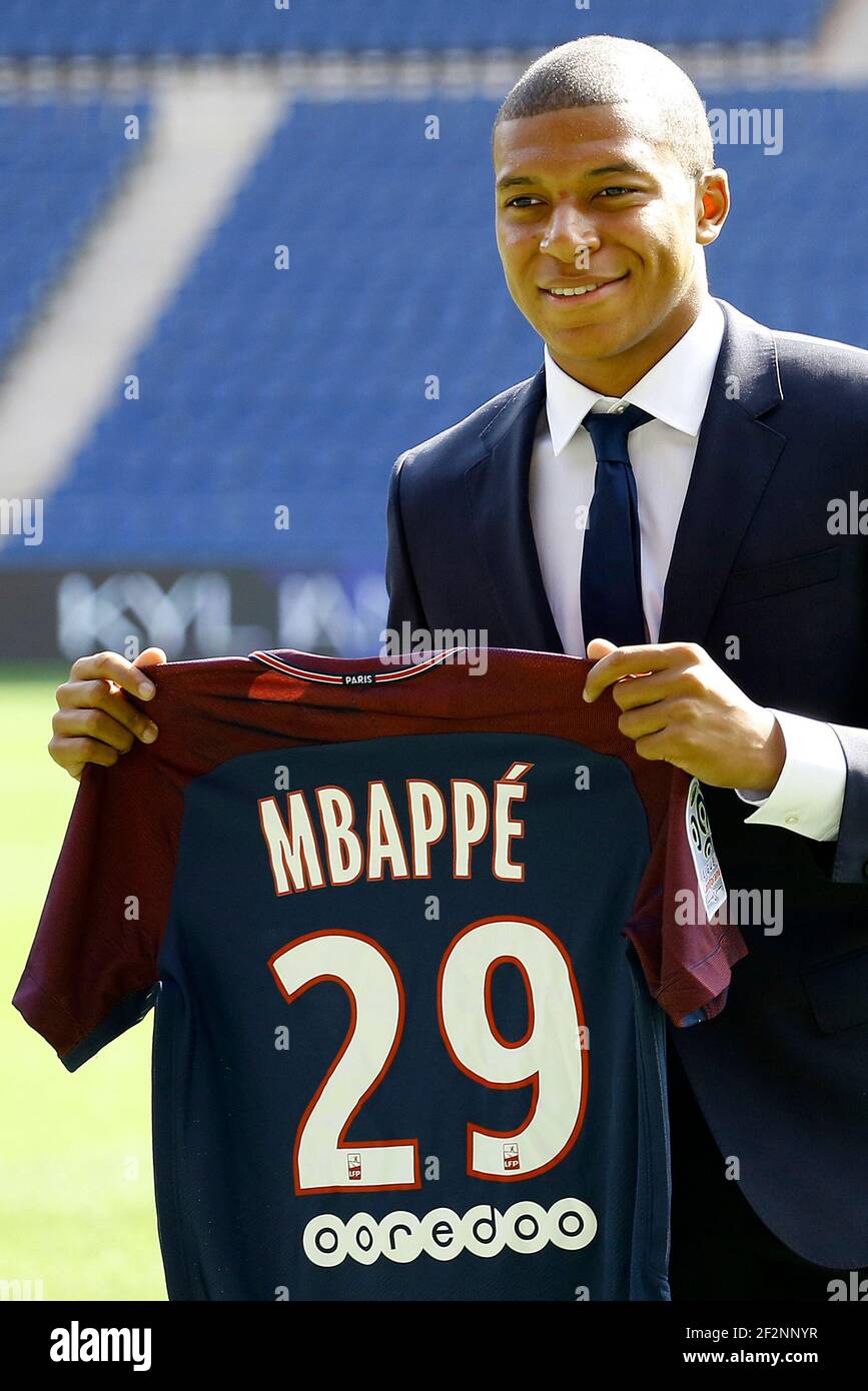 El nuevo jugador de Paris Saint-Germain Kylian Mbappe lleva su camiseta  durante su presentación oficial el 6 de septiembre de 2017 en el estadio  Parc des Princes de París, Francia - Foto