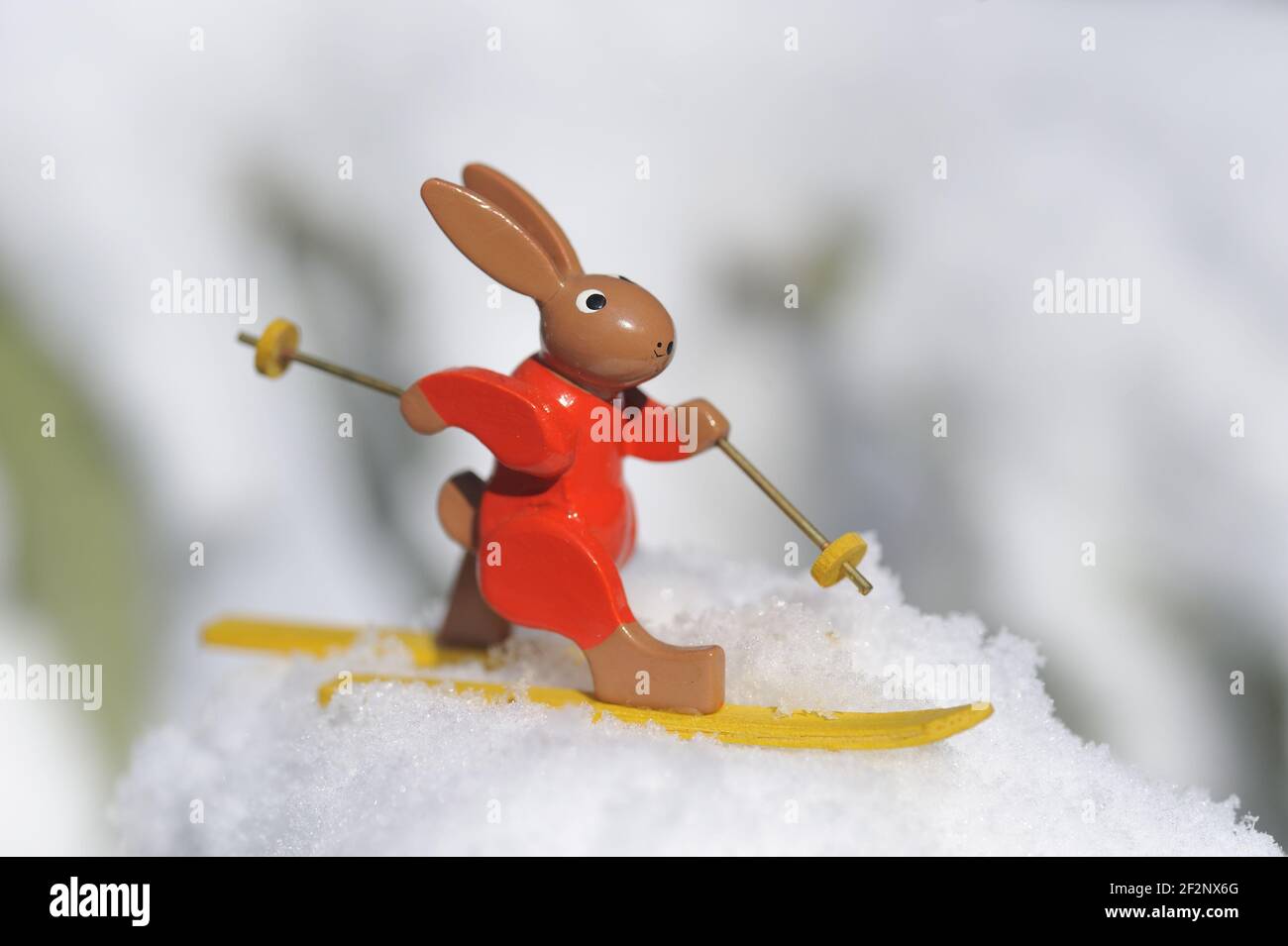 | Easterhaze Osterhase auf Skiern de ski Foto de stock