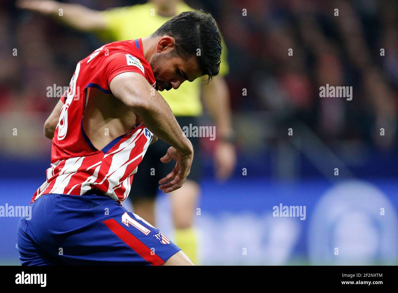 Diego Costa, delantero español del Atlético de Madrid, reacciona después de que su camiseta fuera desgarrada la Copa del Rey, ronda de 2nd, partidos de fútbol entre el Real Madrid