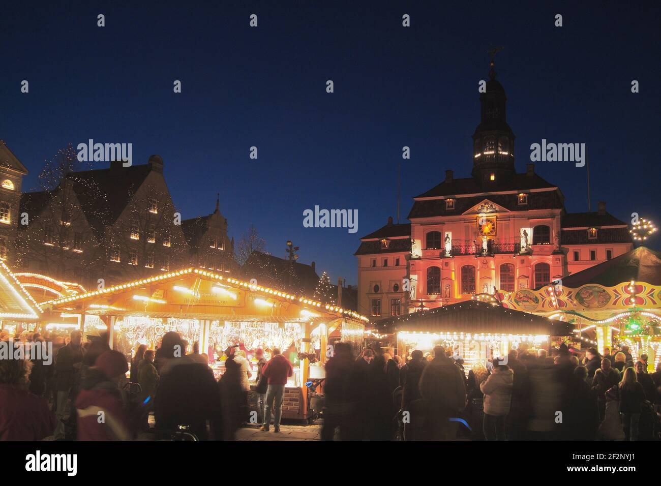Weihnachtsmarkt vor dem alten Rathaus, am Markt, Lüneburg, Lüneburger Heide, Niedersachsen, Deutschland, Europa | mercado de Navidad frente a lo antiguo Foto de stock