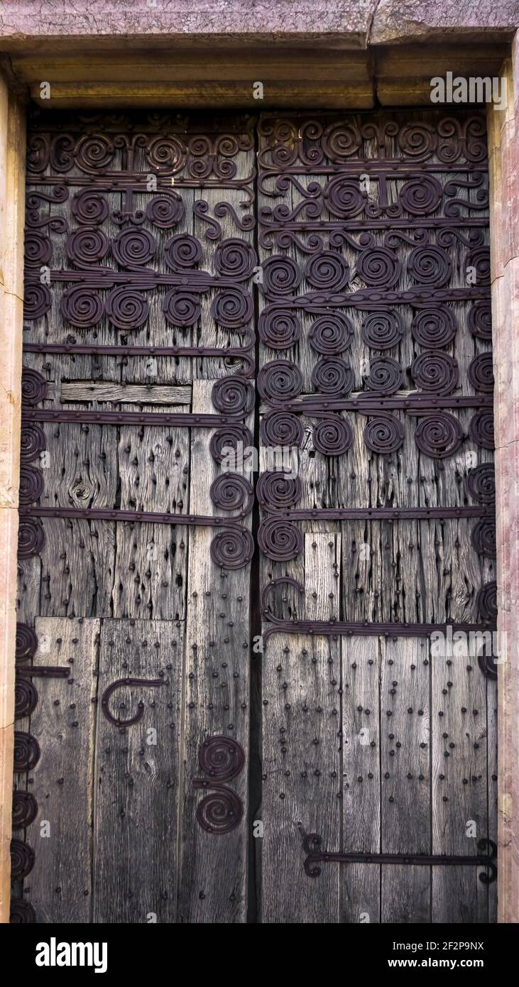 Puerta de la Iglesia del Priorato de Marcevol. Fue construido en el siglo XII. Monumento historique Fotografía de stock - Alamy Puerta de la Iglesia del Priorato de Marcevol. Fue construido en el siglo XII. Monumento historique Fotografía de stock - Alamy