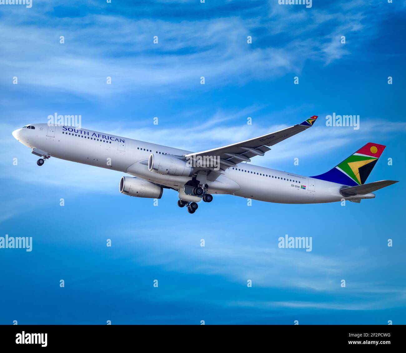Londres, Aeropuerto de Heathrow - Junio de 2019: El Airbus A330 de Sudáfrica despegar en un cielo azul brillante. Imagen Abdul Quraishi Foto de stock