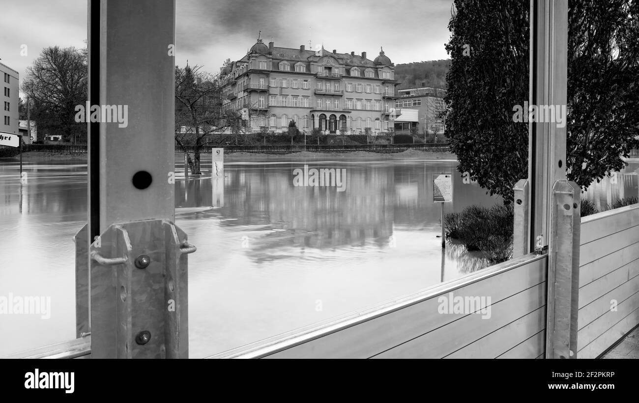 Inundación, protección contra inundaciones, paredes de pila de láminas, jardín de rosas, Fürstenhof, Bad Kissingen, Franconia, Baviera, Alemania, Europa Foto de stock