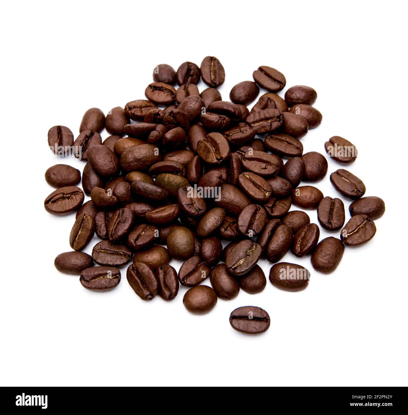 Granos de cafe sobre un fondo blanco fotografías e imágenes de alta