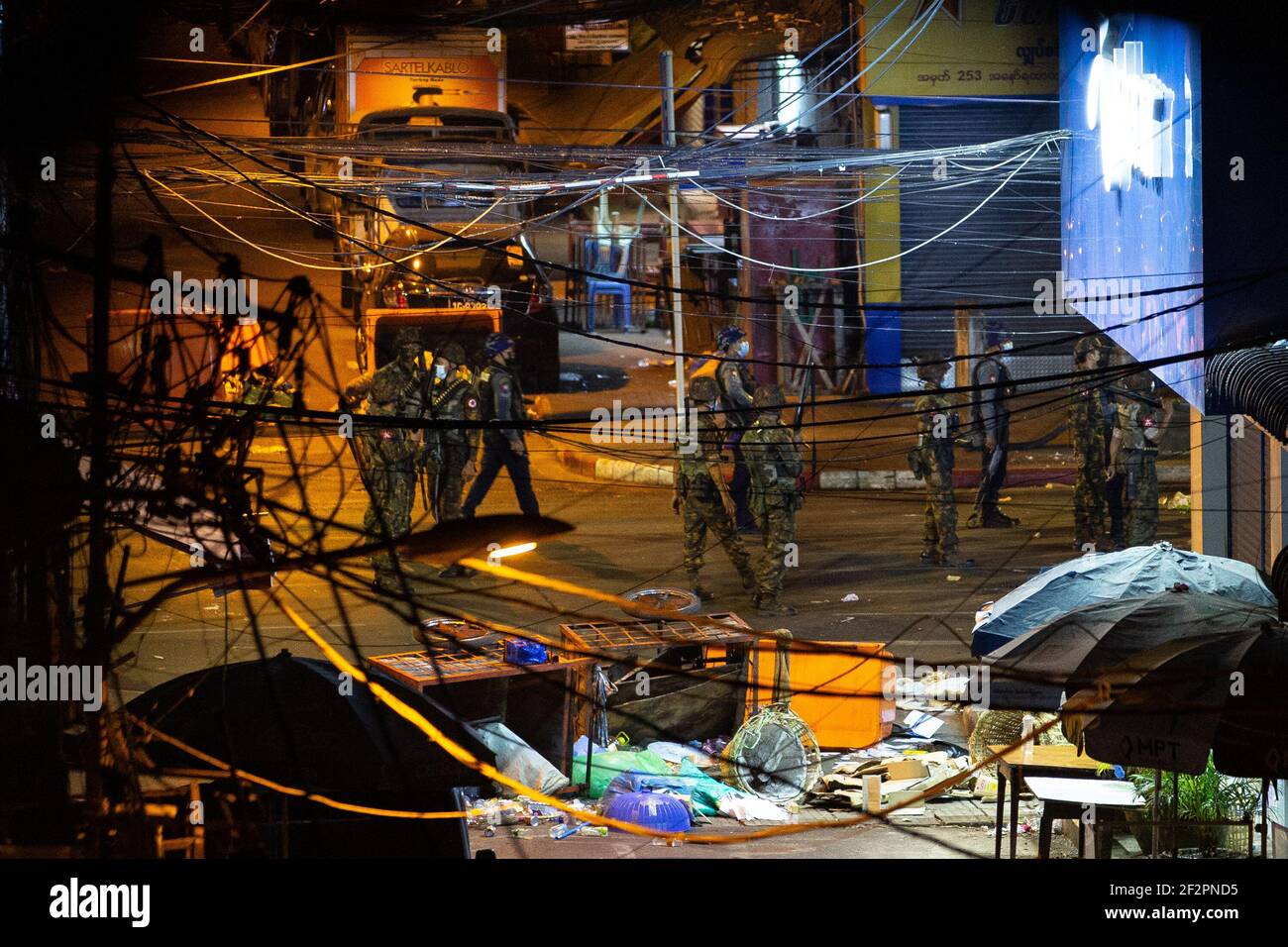 El ejército y la policía de Myanmar vieron a buscar a los residentes y manifestantes escondidos en los edificios después de una manifestación contra el golpe militar.la policía de Myanmar atacó a los manifestantes con balas de goma, municiones vivas, gas lacrimógeno y bombas de aturdimiento en respuesta a los manifestantes contra el golpe militar el viernes. Dos informaron de muertos. El ejército de Myanmar detuvo a la Consejera de Estado de Myanmar, Aung San Suu Kyi, el 01 de febrero de 2021, y declaró el estado de emergencia mientras se apoderaba del poder en el país durante un año después de perder las elecciones contra la Liga Nacional para la Democracia (LND). (Foto de Theint Mon Soe / SOPA Images/ Foto de stock