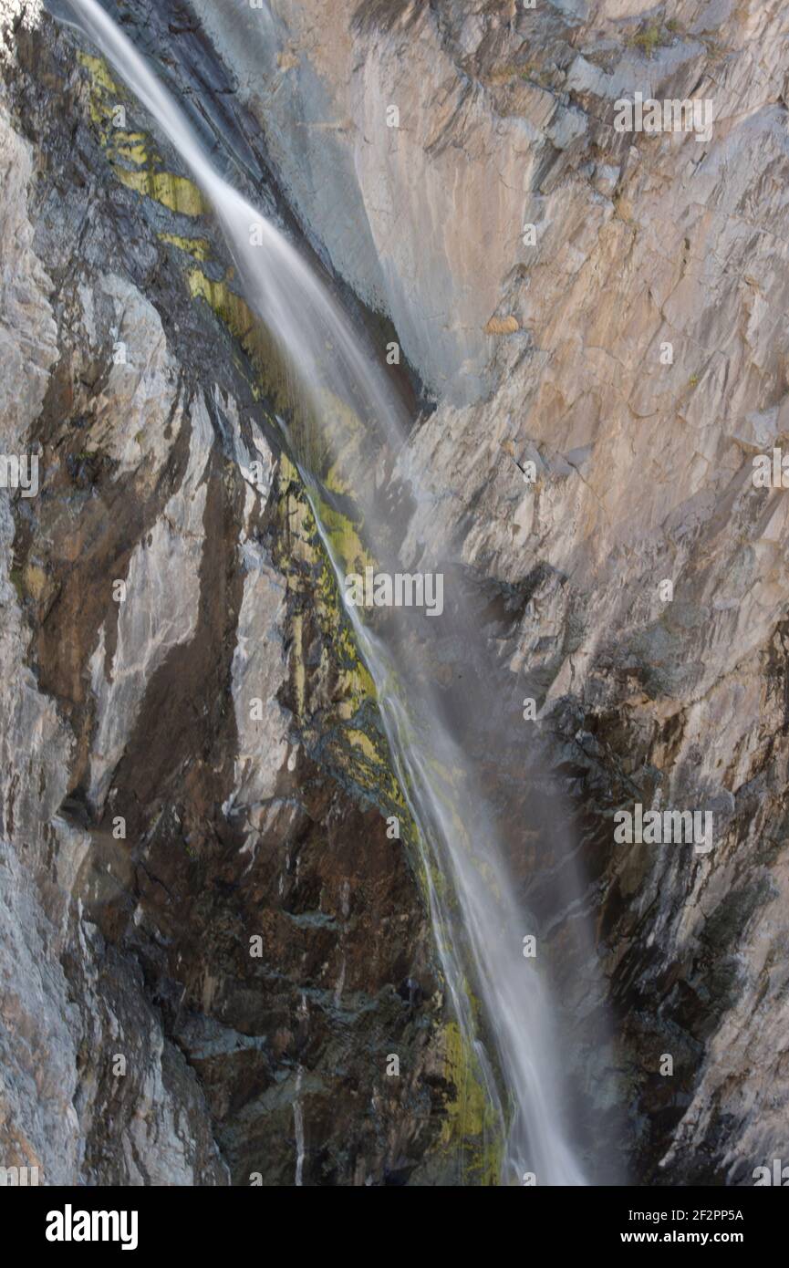 Bear Creek Falls a lo largo de la autopista Million Dollar cerca de Ouray, Colorado, Estados Unidos Foto de stock