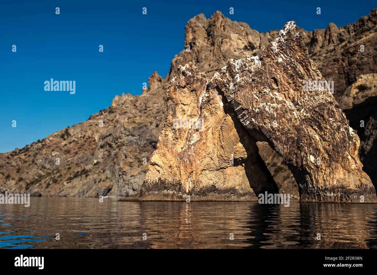 La famosa roca en Karadag Golden Gate National Park cerca de Koktebel Crimea Foto de stock