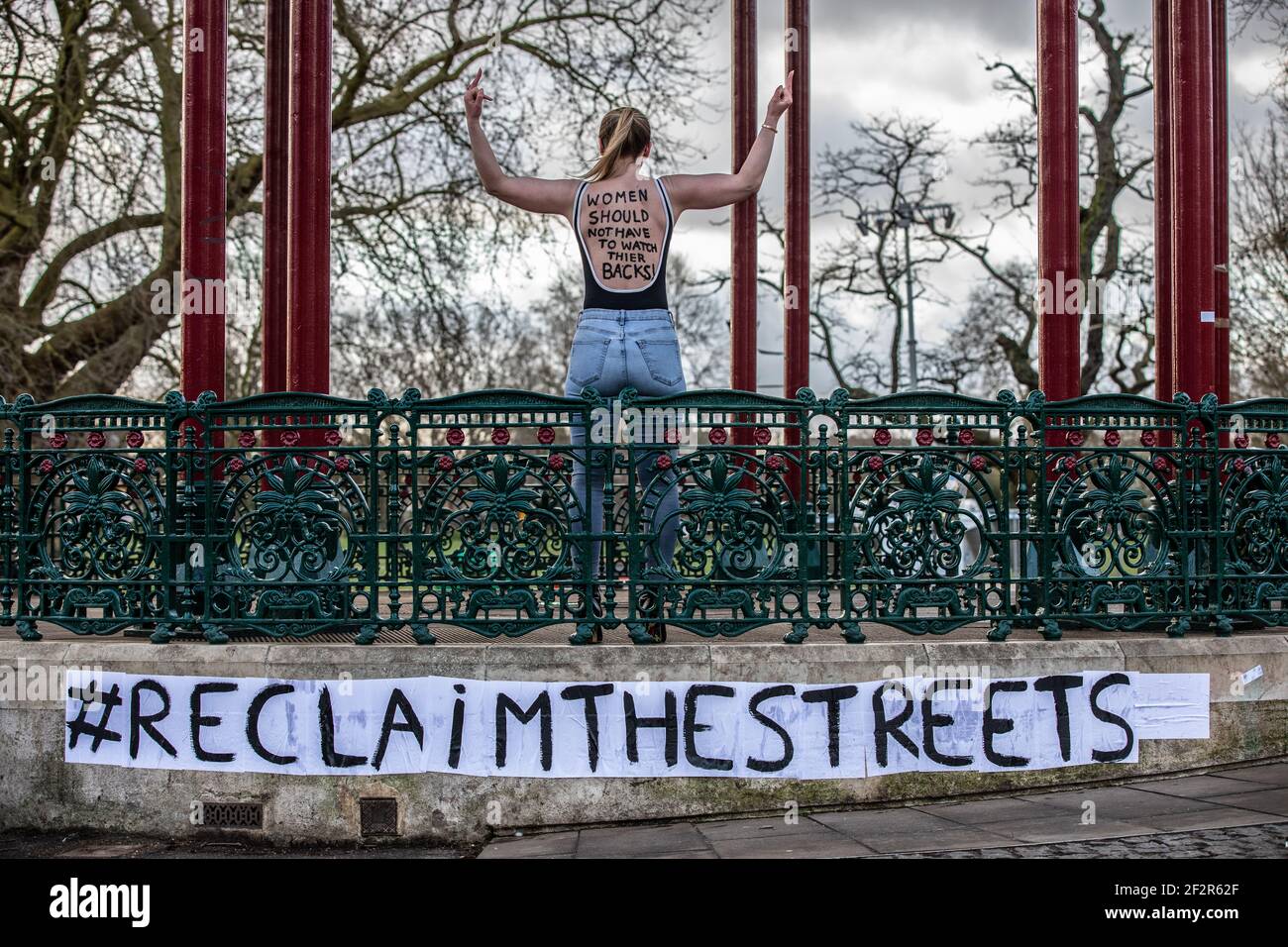 Londres, Reino Unido. 13th de marzo de 2021. Mujeres activistas de seguridad junto a las flores y tributos de Miss Everard en el bandstand de Clapham Common donde están planeando una vigilia esta noche. 13th Marzo 2021 Clapham Common, Southwest London, England, United Kingdom crédito: Jeff Gilbert/Alamy Live News Foto de stock