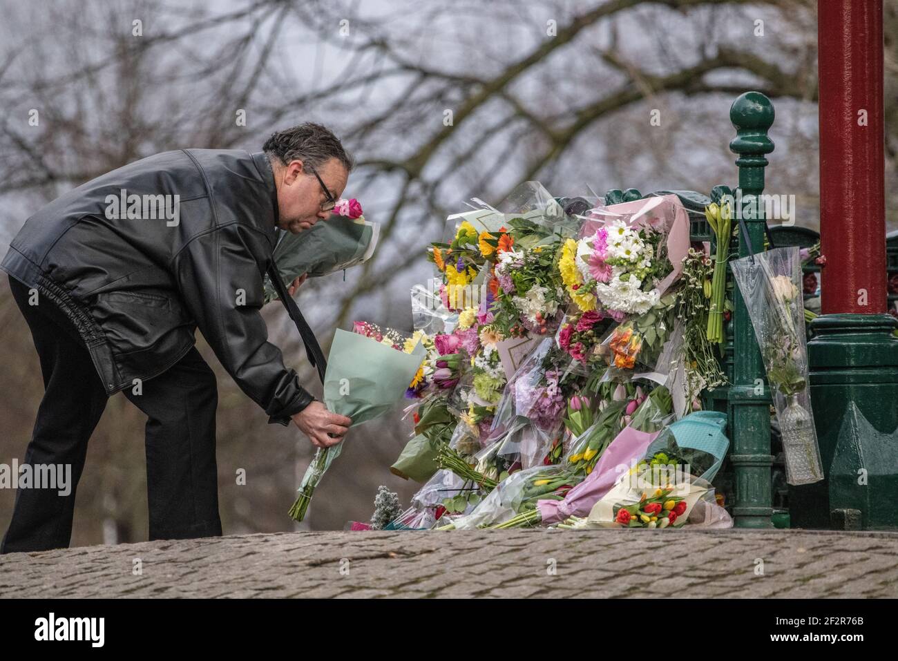 ACTUALIZACIÓN - Vigil ahora virtual, que originalmente iba a tener lugar en Clapham Common, pero restringido debido a las reglas de Coronavirus. Londres, Reino Unido. 13th de marzo de 2021. Un hombre pone flores y tributos para la señorita Sarah Everard en el bandstand de Clapham Common donde hay planes para organizar una vigilia esta noche. 13th Marzo 2021 Clapham Common, Southwest London, England, United Kingdom crédito: Jeff Gilbert/Alamy Live News Foto de stock