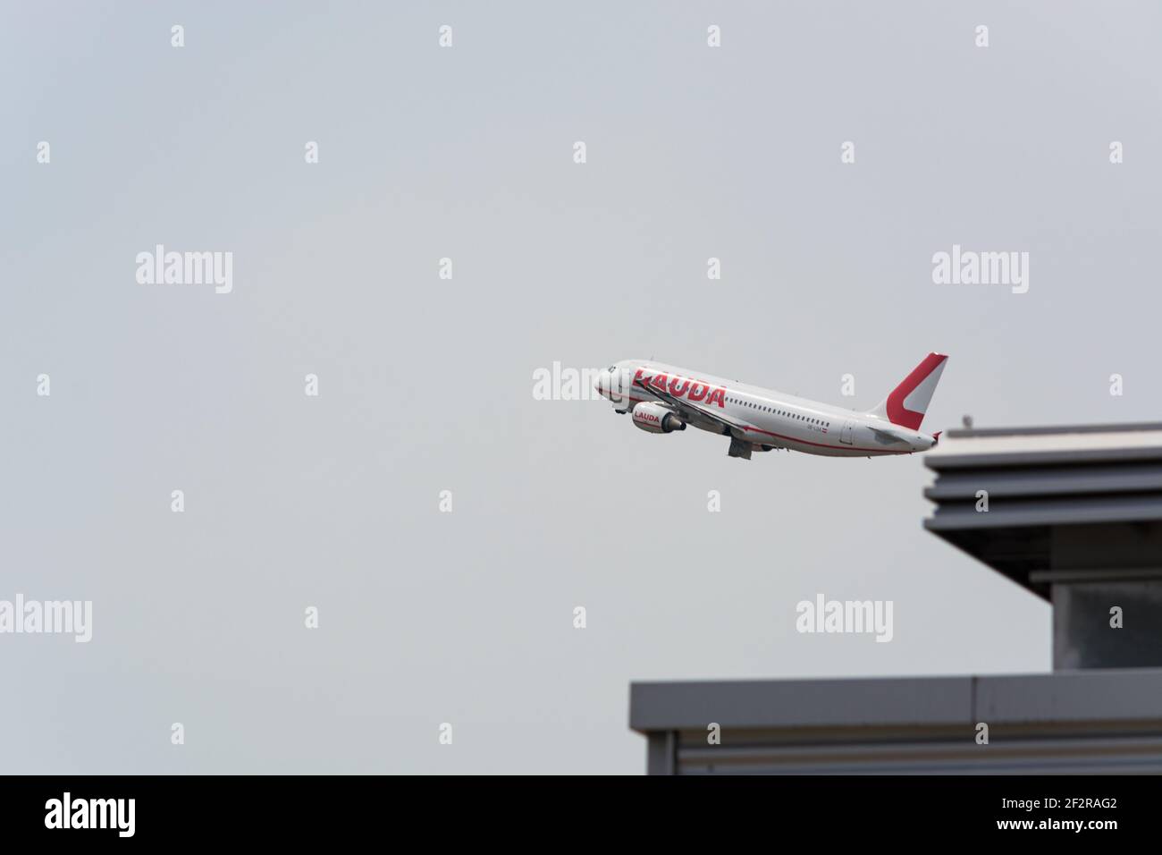 Dusseldorf, NRW, ALEMANIA - 18 DE JUNIO de 2019: Avión del Lauda Air en el aeropuerto internacional de Dusseldorf Foto de stock