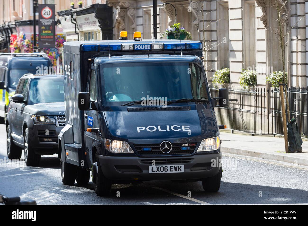 Londres, Reino Unido. 13 de marzo de 2021. Una furgoneta de la policía que transporta a Wayne Couzens, de 48 años, un oficial de la policía de Met, llega al Tribunal de magistrados de Westminster. Se le acusa de secuestro y asesinato de Sarah Everard, desaparecida cuando ella caminó a casa en el sur de Londres. El cuerpo de la niña de 33 años fue encontrada en los bosques de Kent más de una semana después de que la última vez que fue vista el 3 de marzo. Crédito: Stephen Chung / Alamy Live News Foto de stock