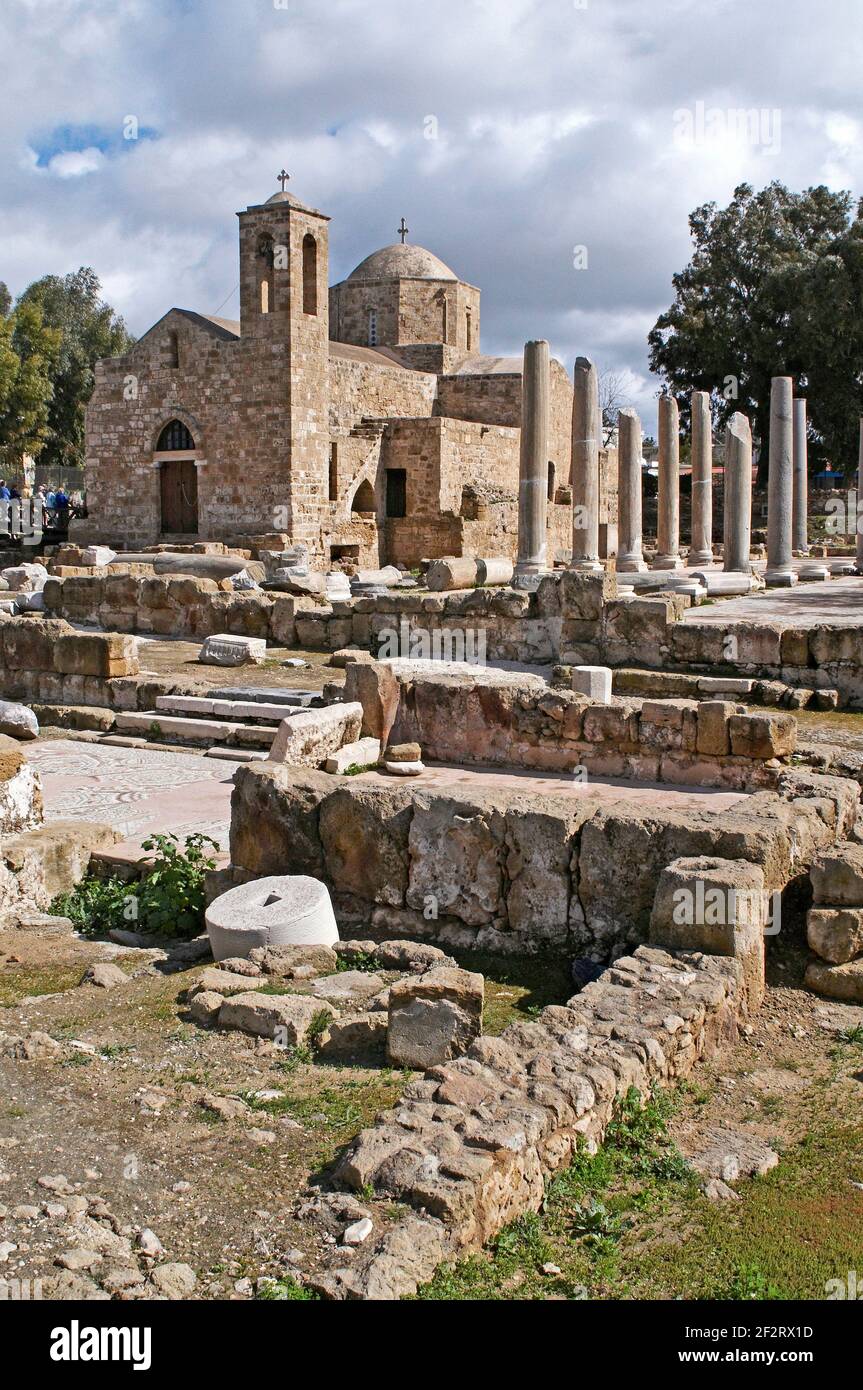 La iglesia de piedra del siglo 12 de Agia Kyriaki en el centro de Paphos construido en las ruinas de una antigua basílica bizantina cristiana. Foto de stock