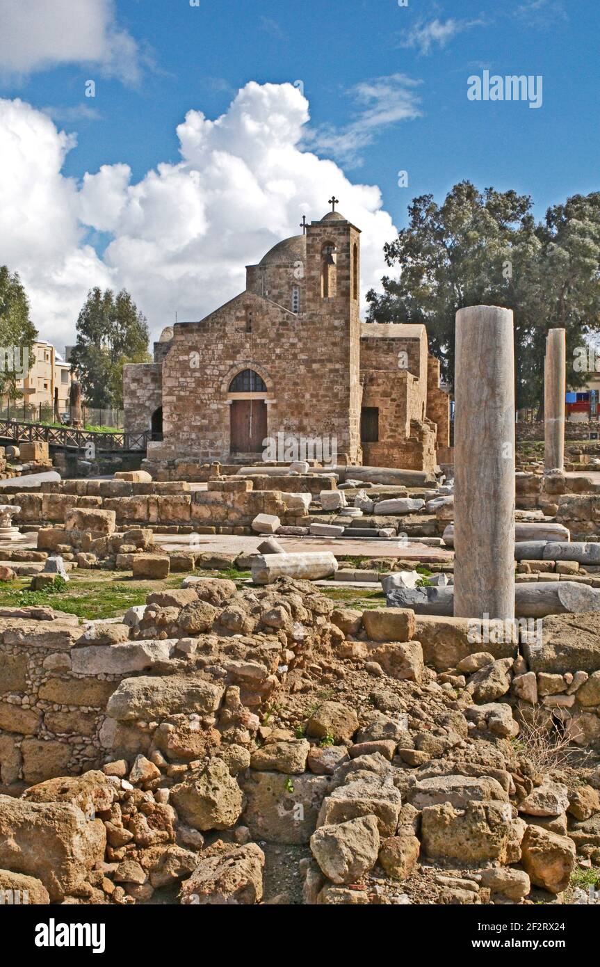 La iglesia de piedra del siglo 12 de Agia Kyriaki en el centro de Paphos construido en las ruinas de una antigua basílica bizantina cristiana. Foto de stock