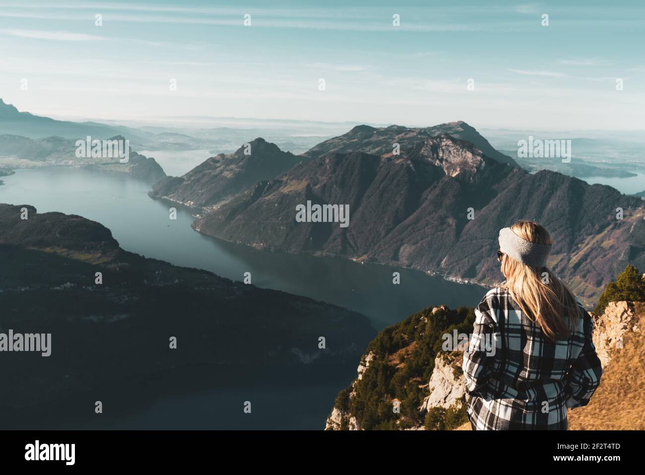 Frau schaut auf den Vierwaldstättersee - Herbst GRATWANDERUNG KLINGENSTOCK nach FRONALPSTOCK - Stoos (Schwyz) - Schweiz Foto de stock