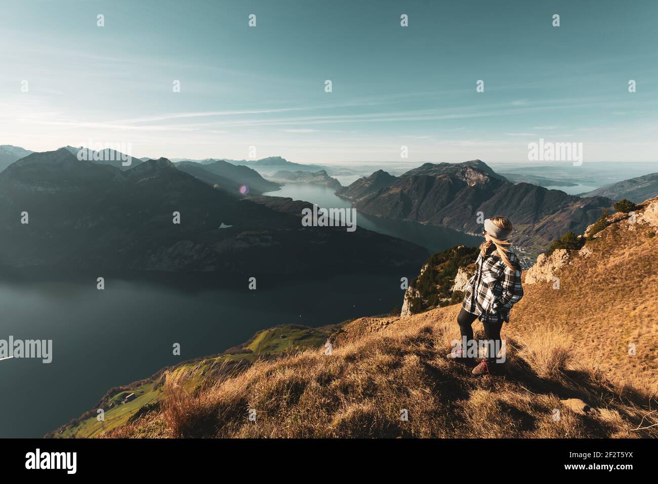 Frau schaut auf den Vierwaldstättersee - Herbst GRATWANDERUNG KLINGENSTOCK nach FRONALPSTOCK - Stoos (Schwyz) - Schweiz Foto de stock