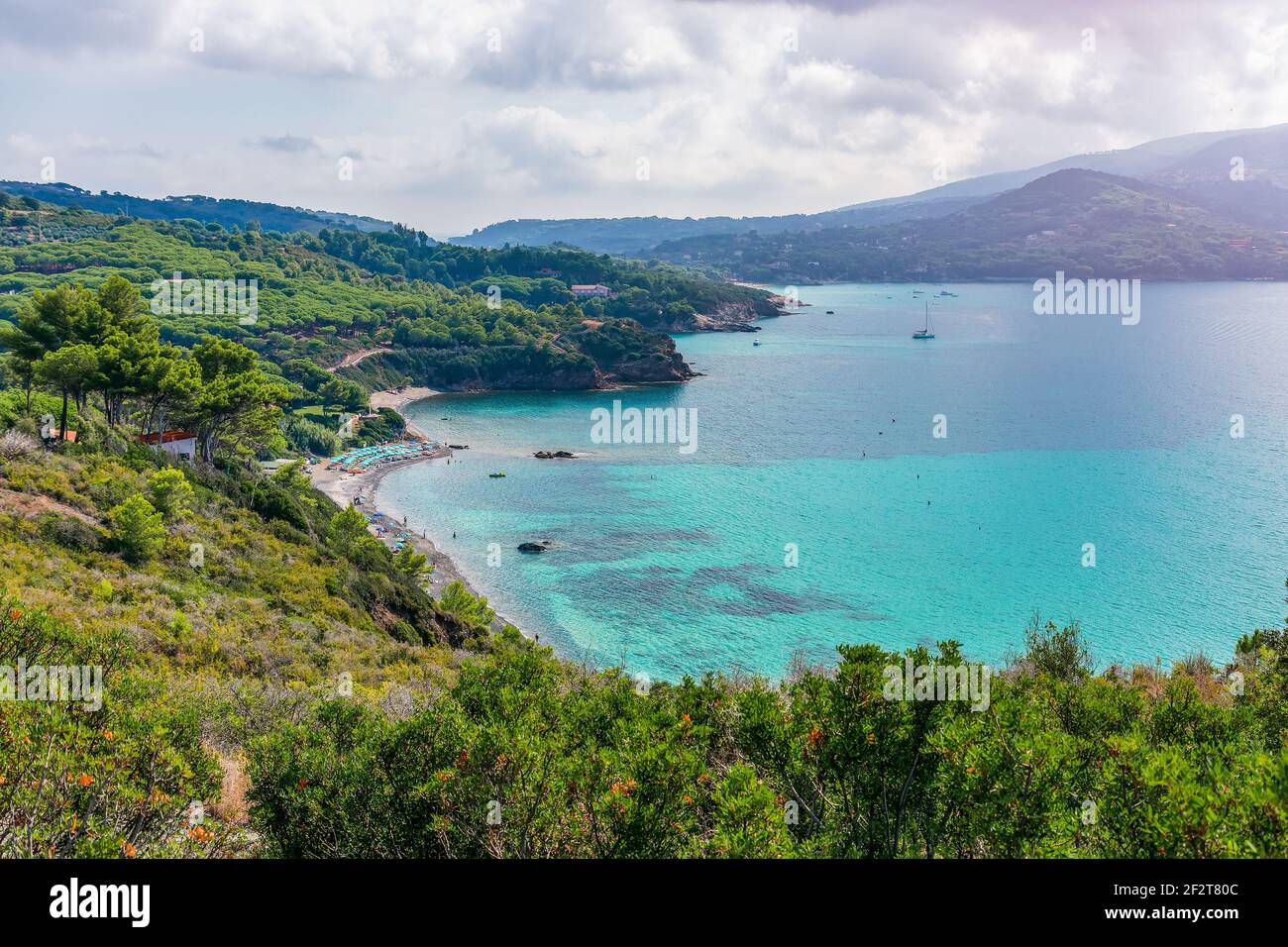 Hermosa vista panorámica sobre la playa de la isla de Elba y el mar con agua esmeralda. Toscana, Italia Foto de stock