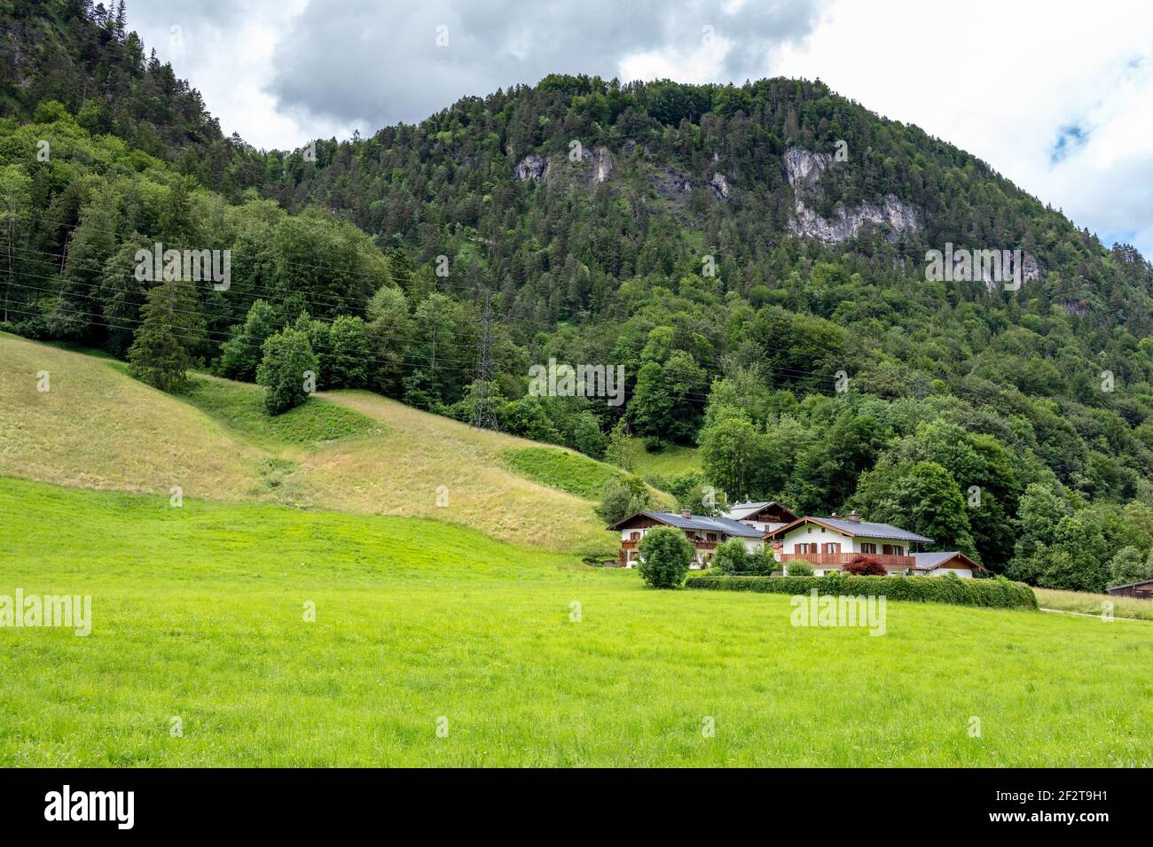 Casas y prados en un pueblo bávaro, Alemania Foto de stock